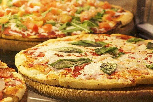 Pizza con tomate y queso mozarella