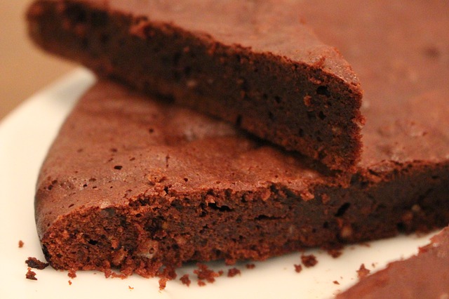 Torta humeda de chocolate y almendras con cubierta de salsa de naranjas