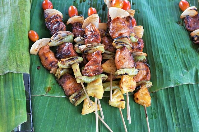 Brochettes de Cerdo con Ananá