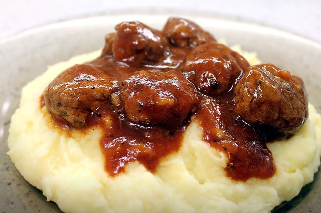 Albondigas de Carne y Arroz con Salsa de Tomate.