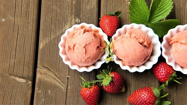 Postre Helado Facil de Preparar de Frutillas con Queso Crema