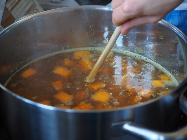 Sopa con cubos de crema