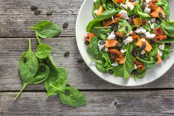 Ensalada de brotes de espinaca y melón