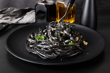 Espaguetis negros con shiitake, langostinos y salsa de jengibre