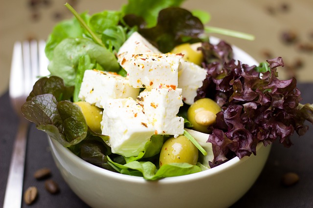 Ensalada de hongos y queso de cabra.