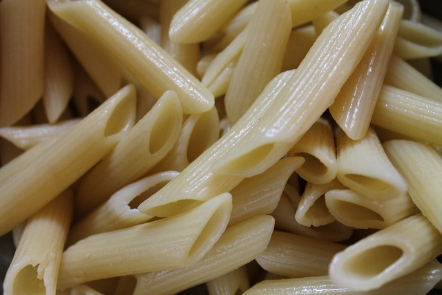 Ensalada de pastas con brevas y piñones