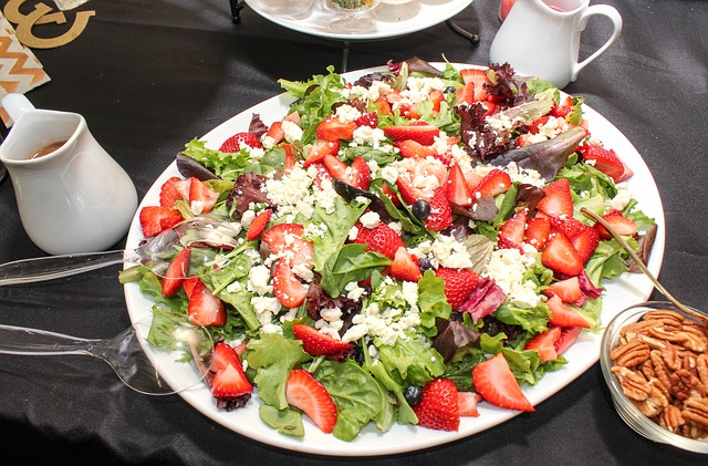 Ensalada de queso fresco con fresas