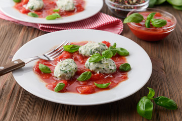 Malfatti de ricotta con salsa de tomate