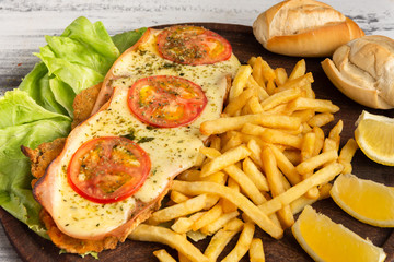 Milanesas de ternera napolitana con papas fritas