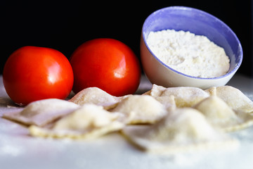 Ravioles de pollo y ricotta con salsa rosa