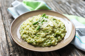 Risotto al queso, limón y finas hierba