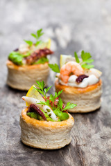 Vol au vent con crema de camarones