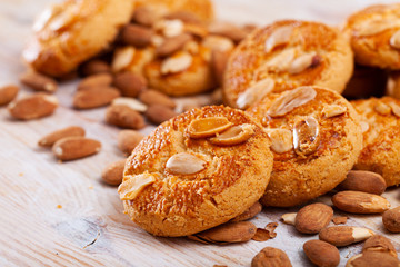 Masitas de almendra con dulce de leche