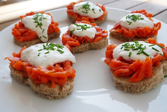 Mini sandwich con salmón y cebollino