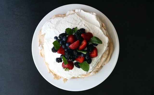 Pavlova con pistachos y frutos del bosque