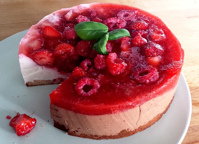 Tarta de queso con mermelada de frambuesas