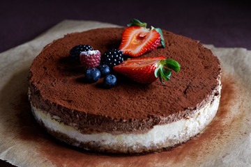 Torta de chocolate, crema y frutos del bosque