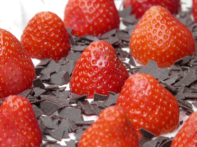 Torta de chocolate y fresas