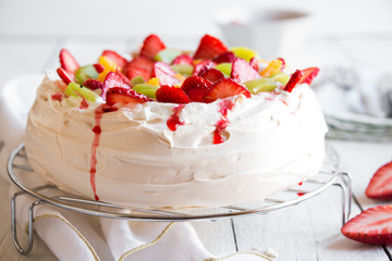 Torta de limón, merengue y frambuesas