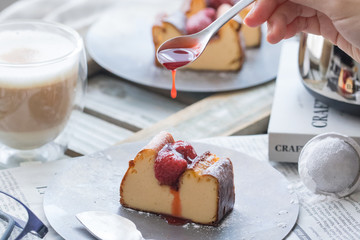 Torta de Ricotta con Salsa de Frutillas