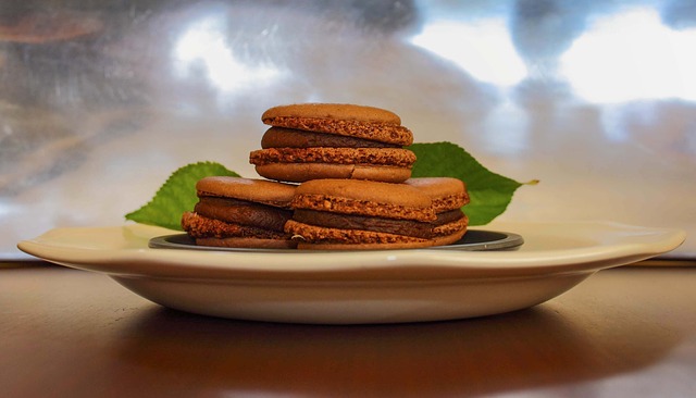 Macarons de Chocolate con Relleno de Caramelo