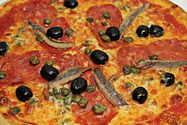Pizza con Anchoas, Queso y Aceitunas