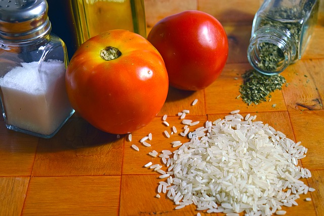 Tomates Rellenos con Arroz, Queso y Hierbas