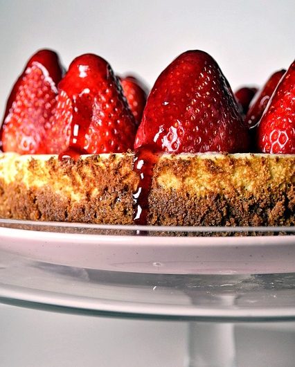 Tarta de Duraznos y Frutillas con Crema de Avellanas