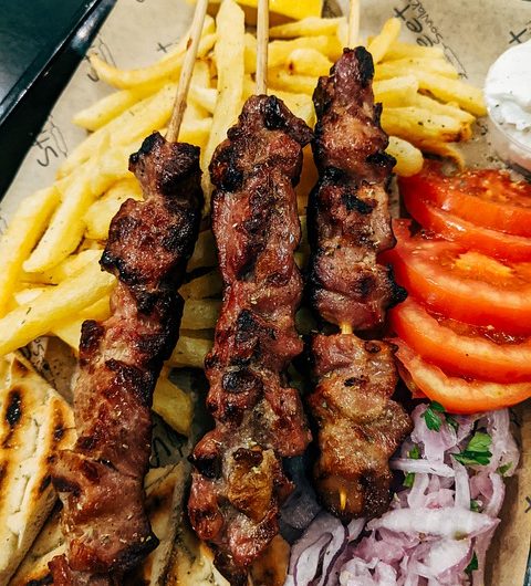 Souvlaki de Cerdo con Tzasiki